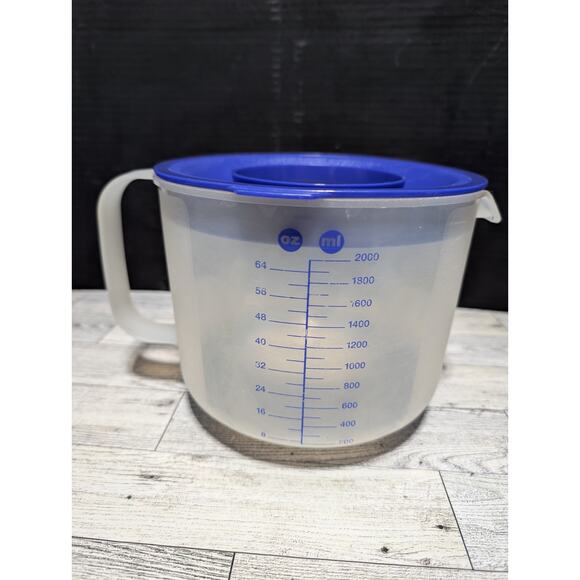 Tupperware 8 Cup Pitcher Batter Bowl Blue Mix N Store 1629E-2 Splatter Guard - Picture 1 of 6